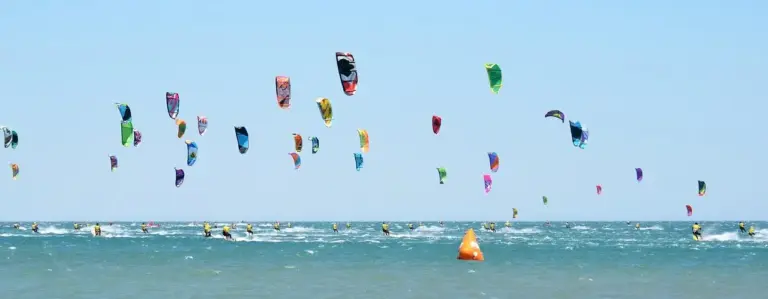 kite-surfing-4288247_1280-1
